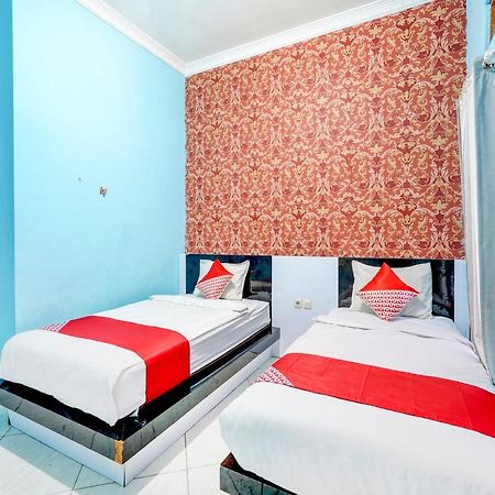 Oyo 3710 Izzi Hotel Lamongan Exterior foto